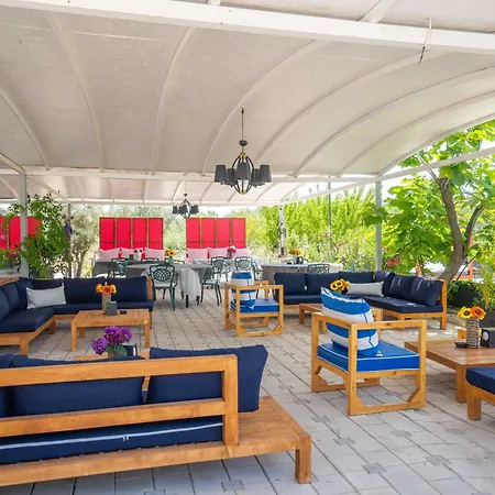 Simlarda Country Club Farm stay *